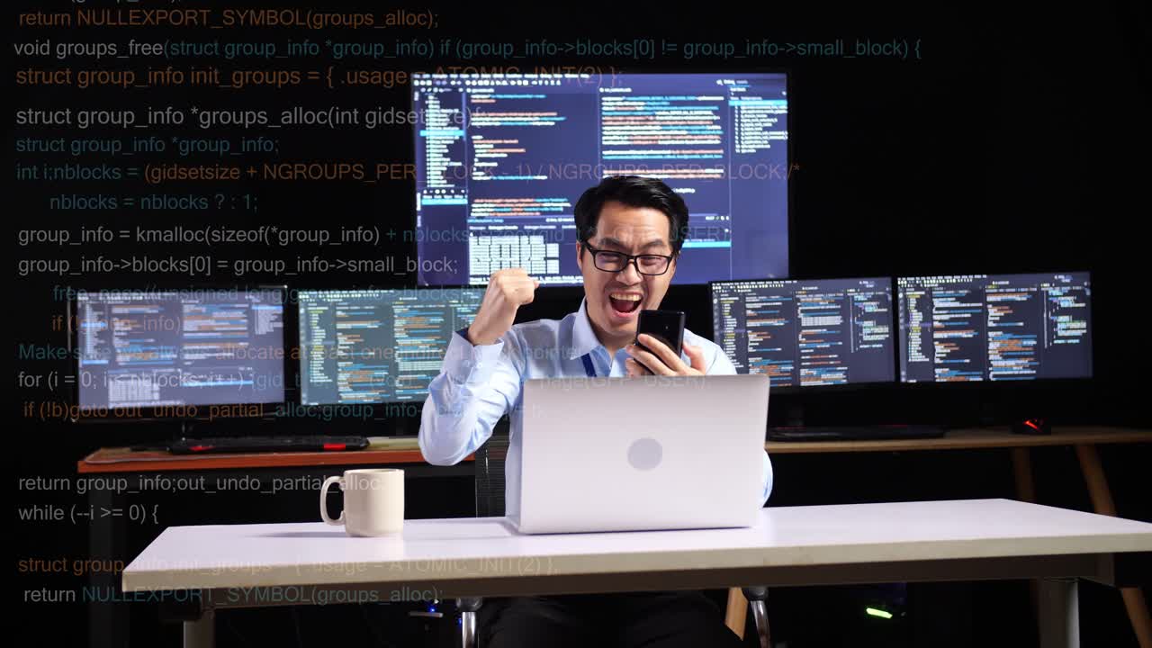 programador emocionado celebrando el éxito