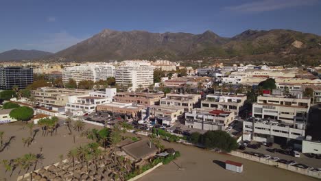 vista aérea 4k de la ciudad de marbella, españa
