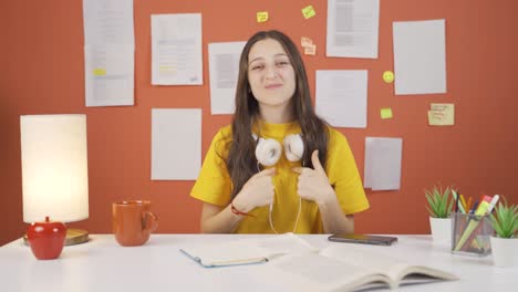 una niña que mira pensativamente a la cámara encuentra una idea.