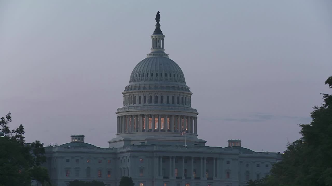 황혼에 워싱턴 dc의 국회 의사당 건물