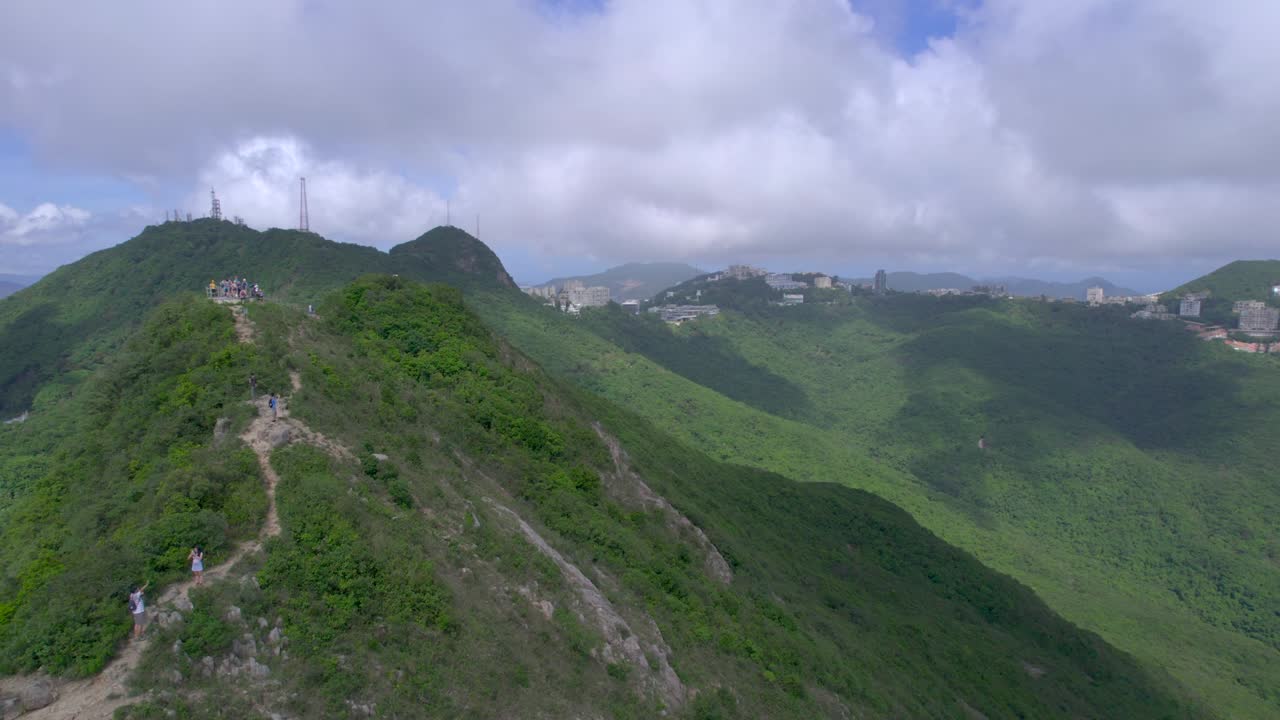 피크의 높은 서쪽에서 남쪽 홍콩을 바라보는 서사시적인 아름다움의 풍경.