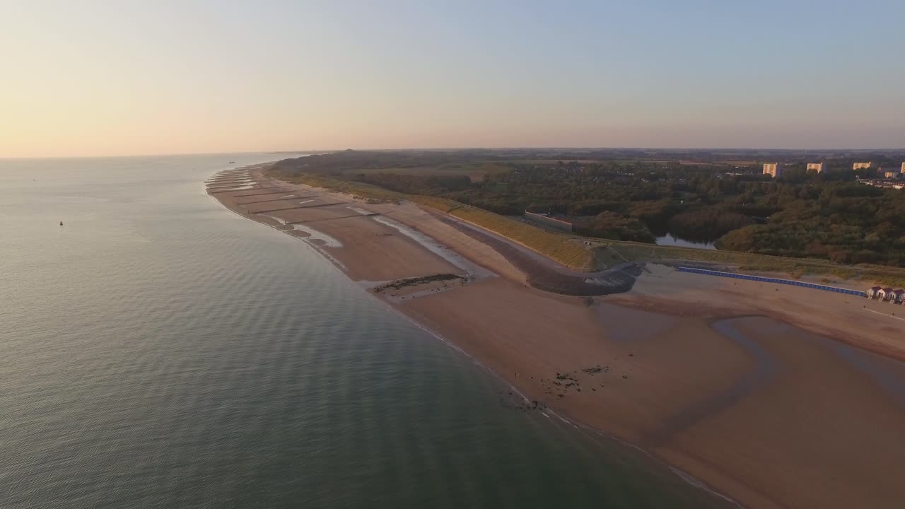 공중: 일몰 동안 블리싱겐과 디후크 사이의 해변