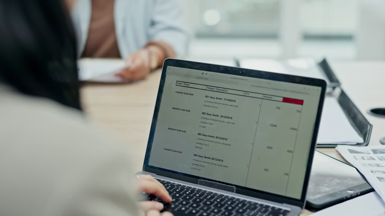 mujer de negocios, manos y portátil con pago