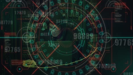 animación del procesamiento de datos sobre un hacker asiático usando una computadora portátil por servidores informáticos