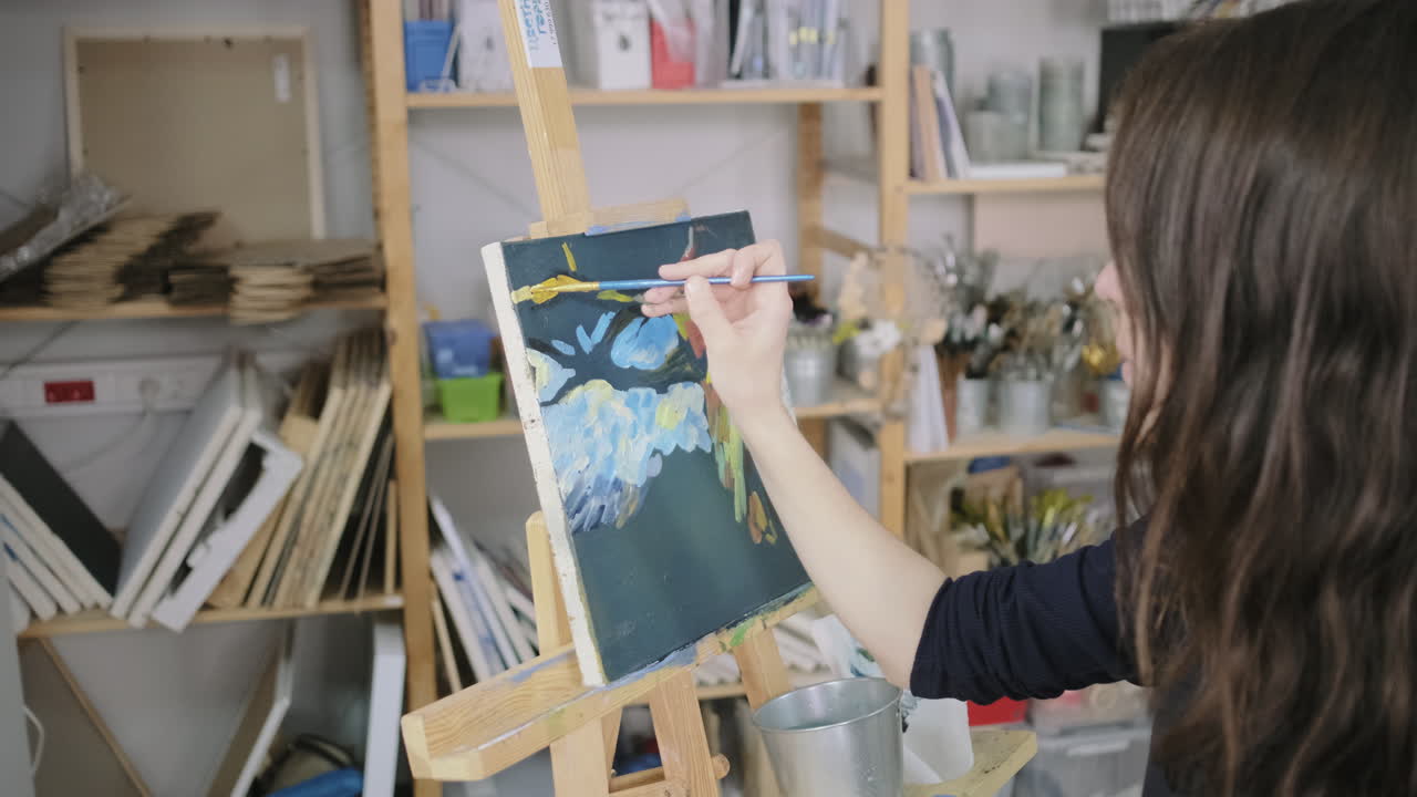 예술 스튜디오 에서 캔버스 에 새 를 그리는 여자