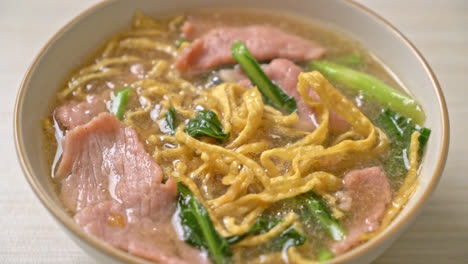 Crispy-noodles-with-Pork-in-Gravy-Sauce---Asian-food-style