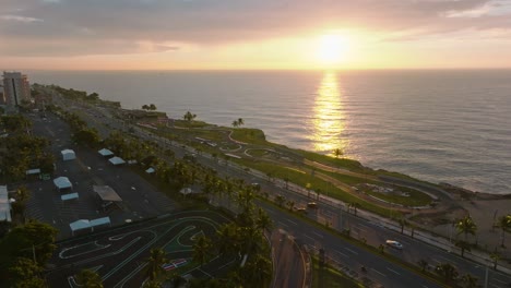 coches conduciendo a través de la autopista 30 de mayo pasando por la pista de go-kart al atardecer en santo domingo, república dominicana