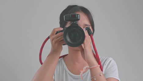 una mujer tomando una foto.