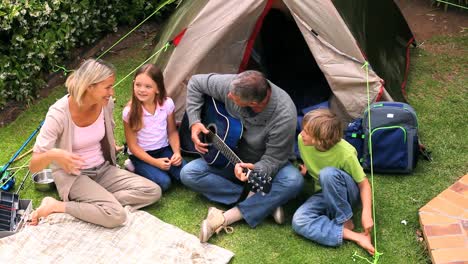 Vater-Spielt-Gitarre-Vor-Seiner-Familie