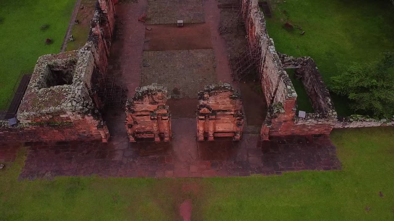 toma aérea de las ruinas de san ignacio, ruinas en argentina con hermosos árboles verdes y un cielo nublado en el fondo