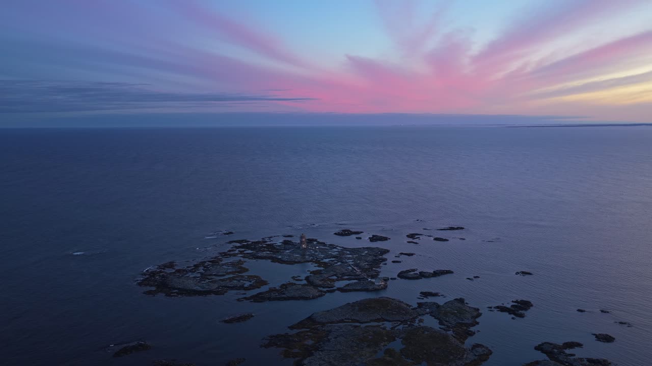 L'alba risplende dietro un faro vicino al villaggio di Veiholmen, Smøla, Norvegia.