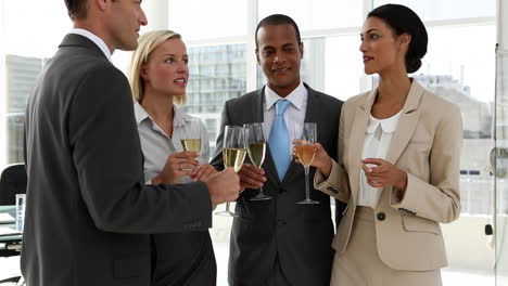 Gente-De-Negocios-Celebrando-Con-Champagne-Y-Charlando