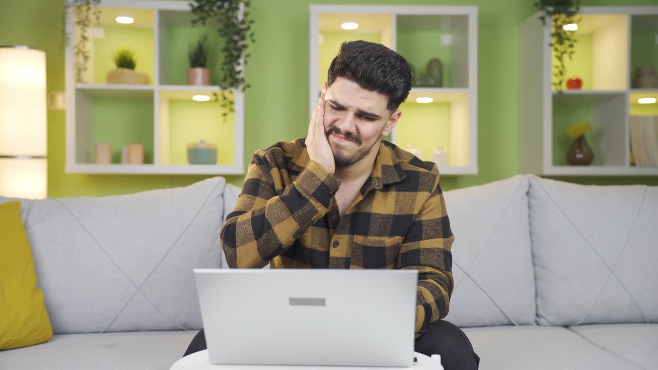 el hombre mira su reloj y se da cuenta de que llega tarde al trabajo.