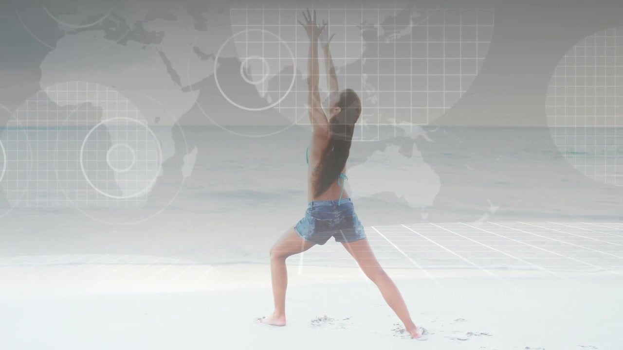 Mulher iniciando uma postura ampla na praia, realizando alongamentos fluidos com uma sobreposição de grade de mapa para fitness