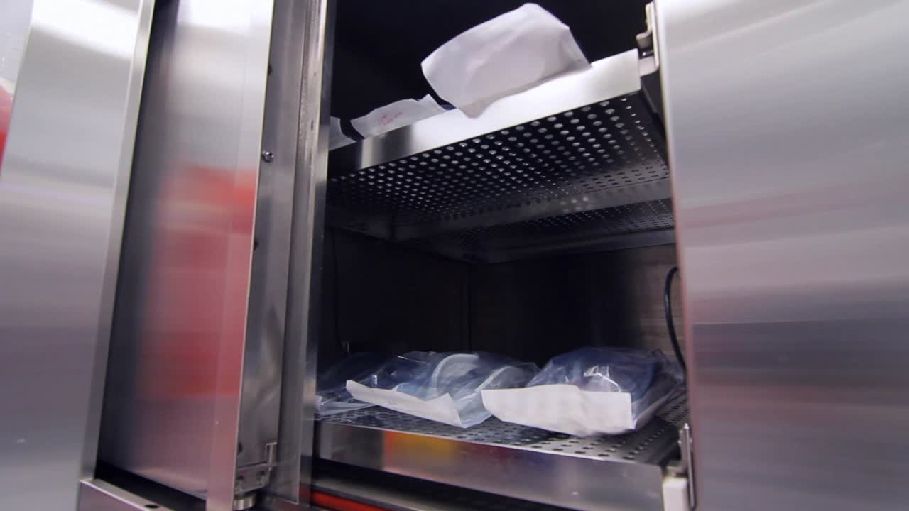 냉장고 기계 닫기 과정. 의약품 공장 창고