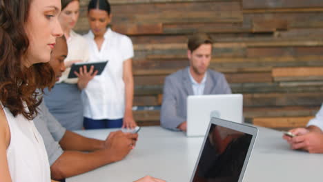ejecutivos de negocios que usan portátiles en la oficina