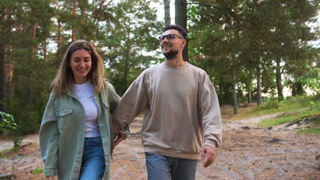 pareja caminando por el bosque