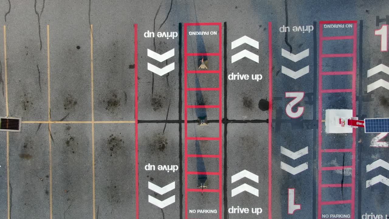 conducir espacios para compras a distancia social sin contacto, ordenar en línea, recoger en la tienda de ladrillo y mortero, coronavirus, pandemia, tiempos de covid, antena de arriba hacia abajo, gasto del consumidor en américa