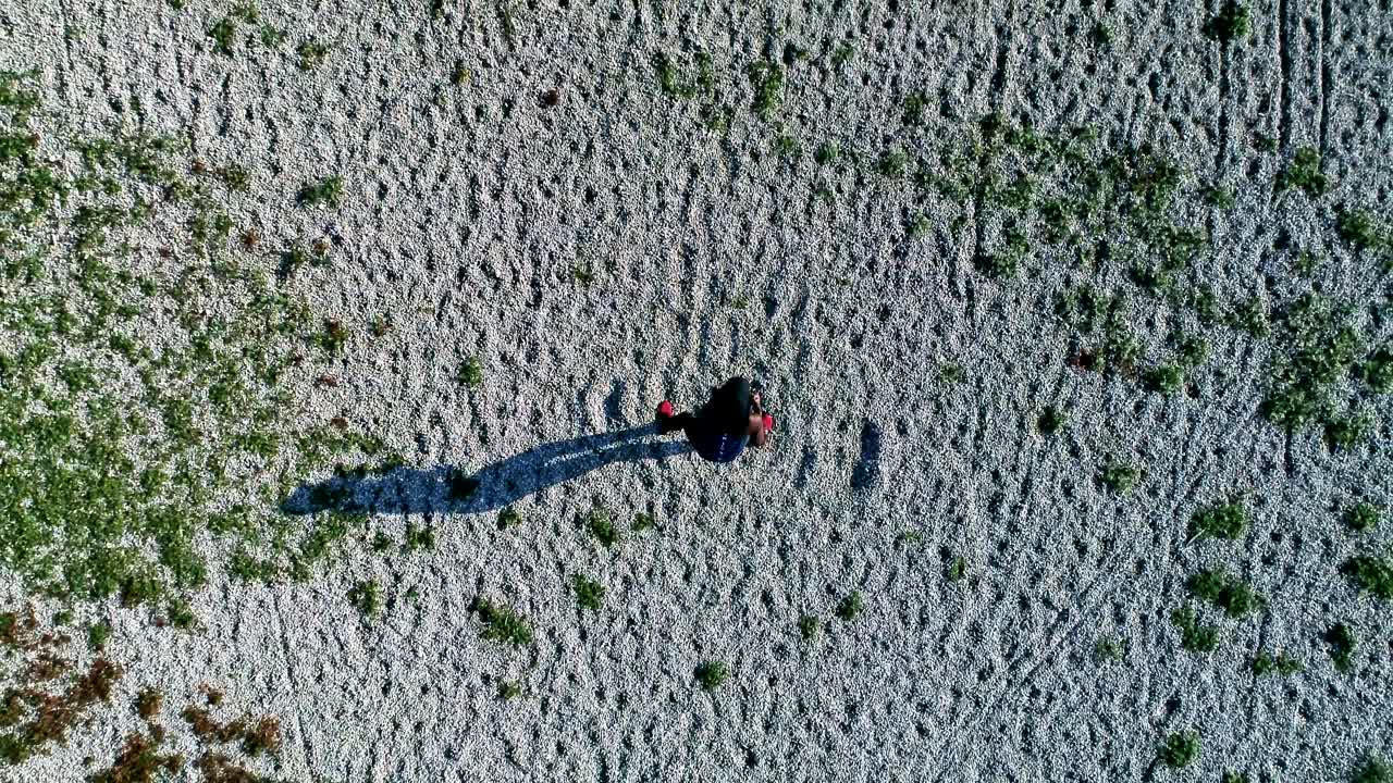 야외에서 스포츠를 하는 젊은 매력적인 흑인 여성의 드론 샷