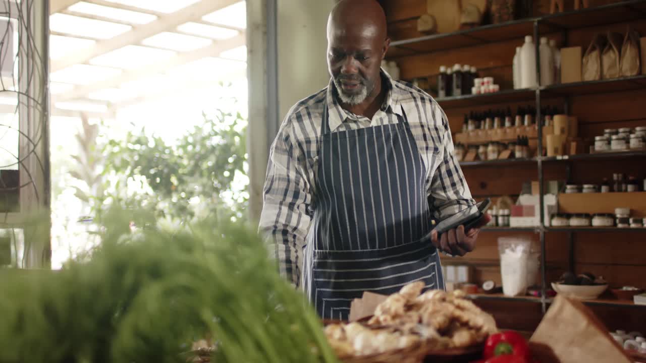 un anciano afroamericano, dueño de una tienda, haciendo inventario en una tienda de alimentos saludables, en cámara lenta.