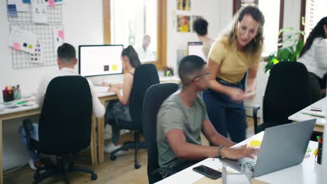 Un-Grupo-De-Jóvenes-Empresarios-Trabajando-Juntos