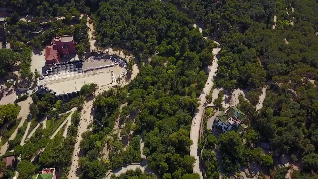 volando hacia el parque guell, en barcelona, españa