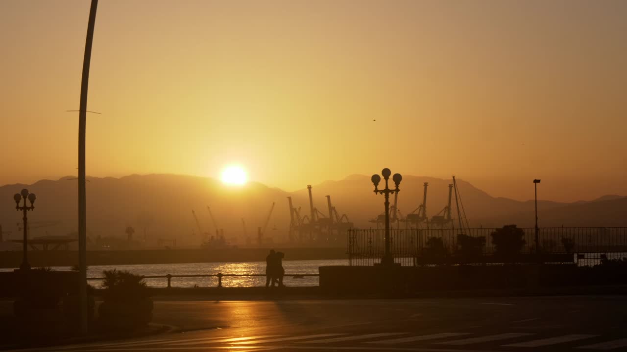 아침 일출에 사랑하는 부부