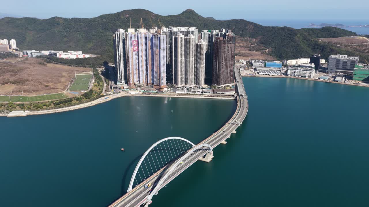 Góc nhìn trên cao tuyệt đẹp về cầu Tseung Kwan O Cross Bay Link hiện đại nối Công viên Lohas với khu dân cư ven sông đang phát triển vào một ngày nắng ở Hồng Kông.