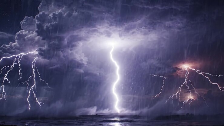 Cieli Tempestosi Dinamici: Un Affascinante Viaggio Visivo Attraverso Fulmini e Nuvole Scure in un Contesto Crepuscolare