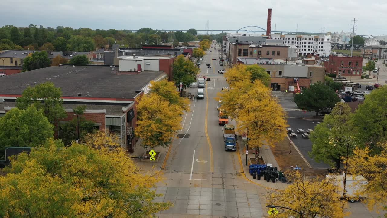 그린 베이 위스콘신 브로드웨이 스트리트의 공중 풍경 농부 시장 준비