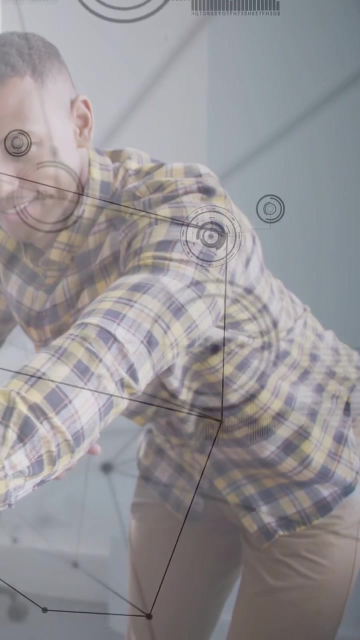 Vídeo vertical: Um prompt HUD aparece e guia um homem que se inclina, alcança e toca na tela para atualizar dados.
