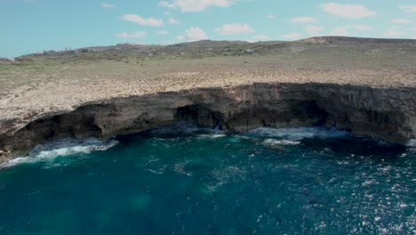 Seitenansicht-Einer-Felsigen-Küste-In-Malta,-Mit-Plätschernden-Wellen