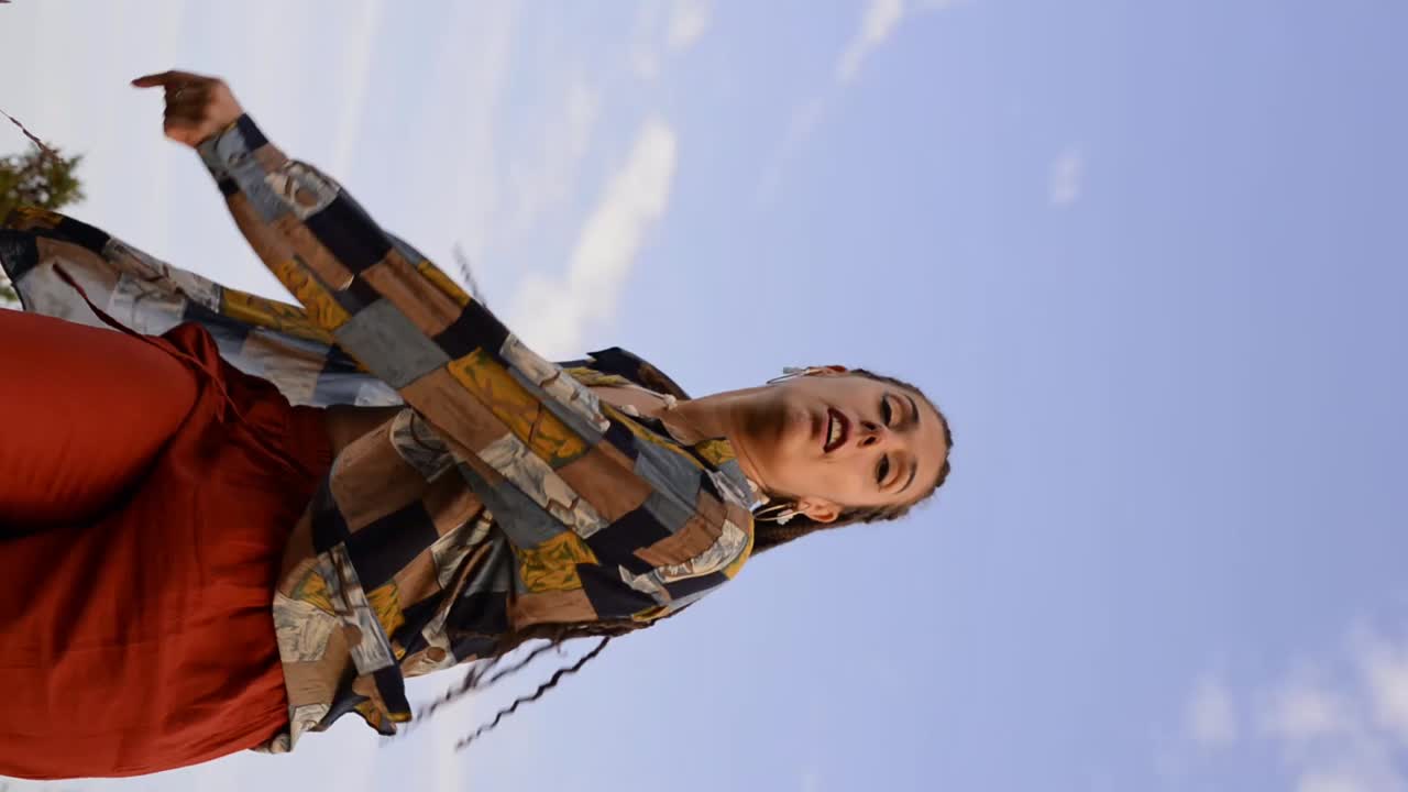 mujer elegante bailando en el campo