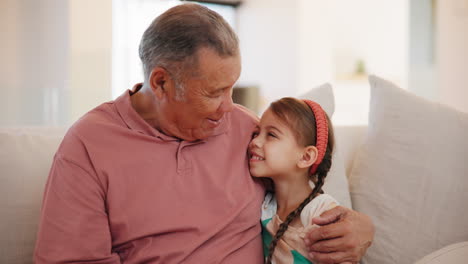 Hogar,-Abrazo-Y-Abuelo-Con-Niña