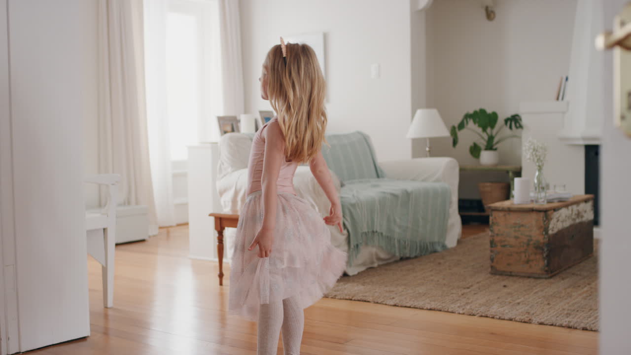 niña linda bailando juguetón fingiendo ser bailarina niño feliz divirtiéndose jugando a vestirse con traje de ballet en casa 4k