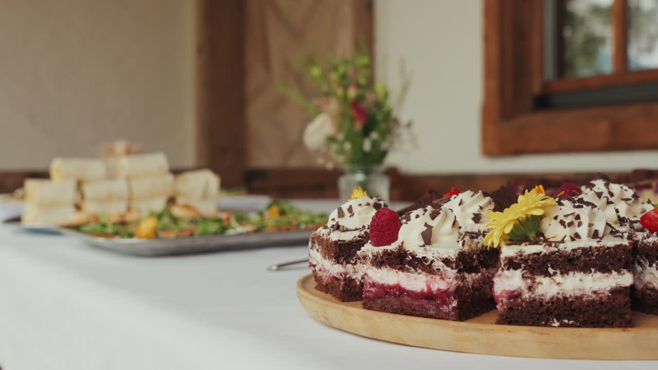 Veganske desserter ved en bryllupsbuffet.