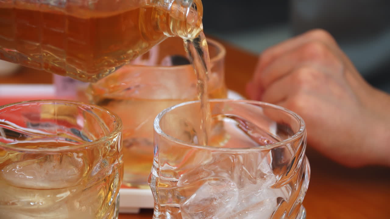 얼음 차를 부어