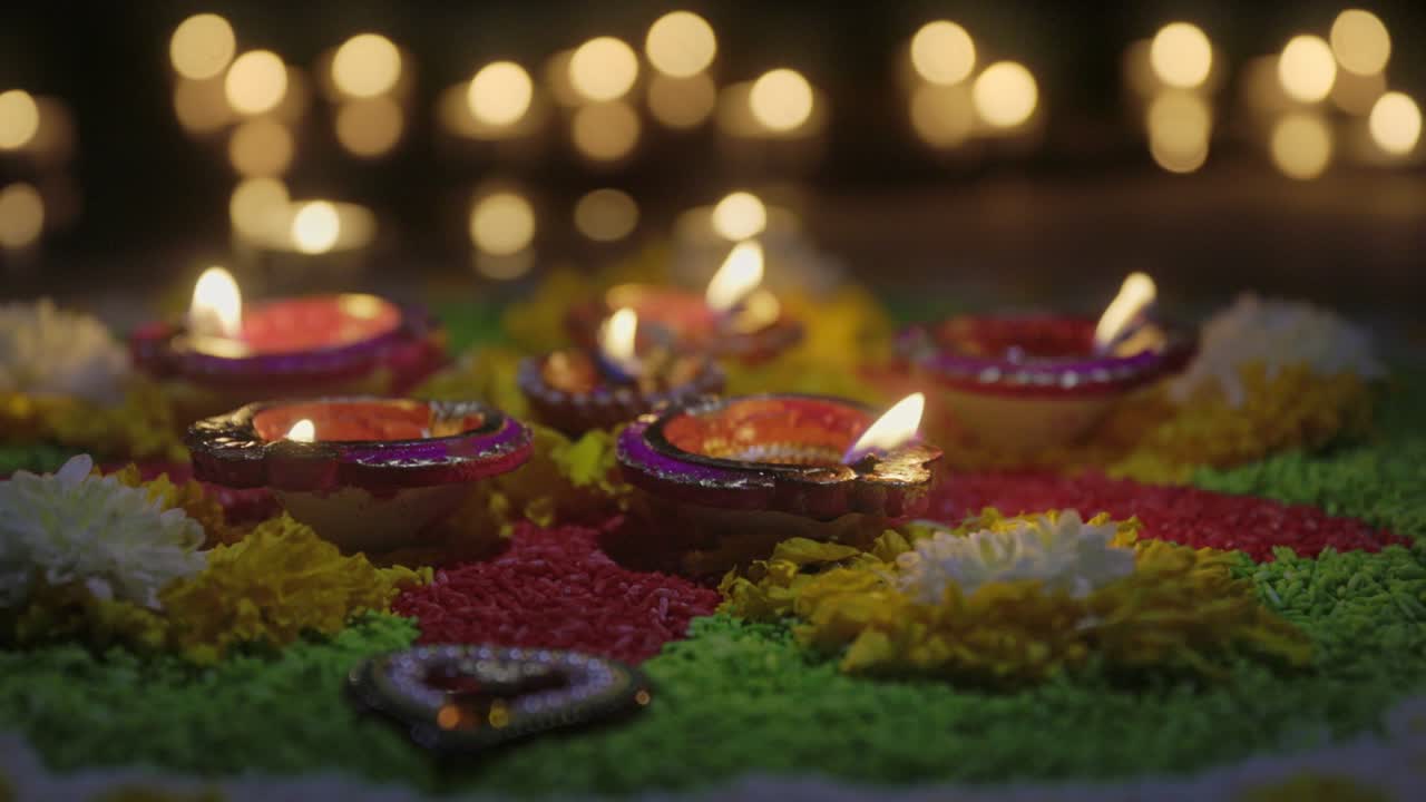 Lampade tradizionali diya accese durante la celebrazione del diwali