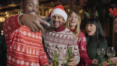 Kamerafahrt-Von-Freunden,-Die-Während-Der-Weihnachtsfeier-Ein-Gruppenfoto-Machen