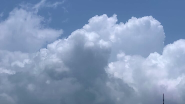 Timelapse of blue sky and white cloud