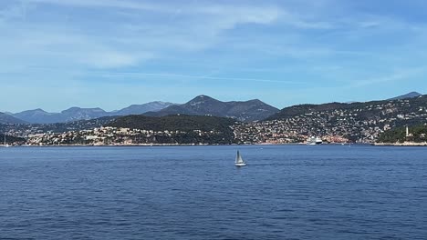 Velero-Navegando-A-Lo-Largo-De-La-Costa-De-Niza-En-Francia,-Vista-Panorámica