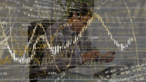 animación de un hombre de negocios sobre el procesamiento de datos en segundo plano