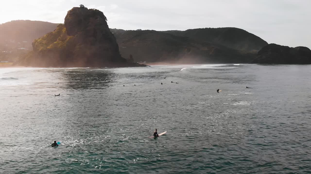 뉴질랜드 피하 해변에서 좋은 파도를 기다리는 서퍼들