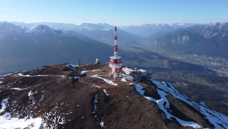 Antena-Dando-Vueltas-A-La-Estación-De-Esquí-De-Patscherkofel-En-Un-Día-Soleado,-Innsbruck