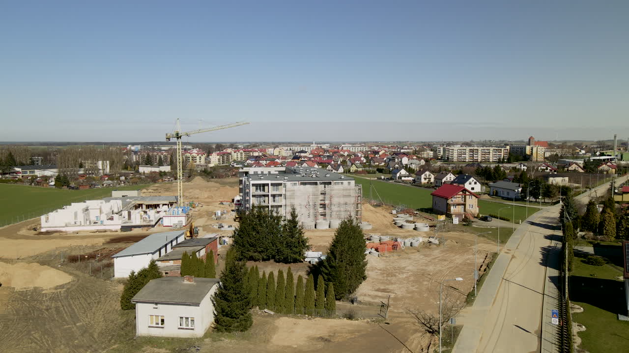 Cantiere edile con paesaggio urbano sullo sfondo in estate a Lubawa, Polonia