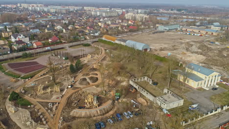 patio de recreo al aire libre con estructuras de juego de madera en un parque público en un día soleado