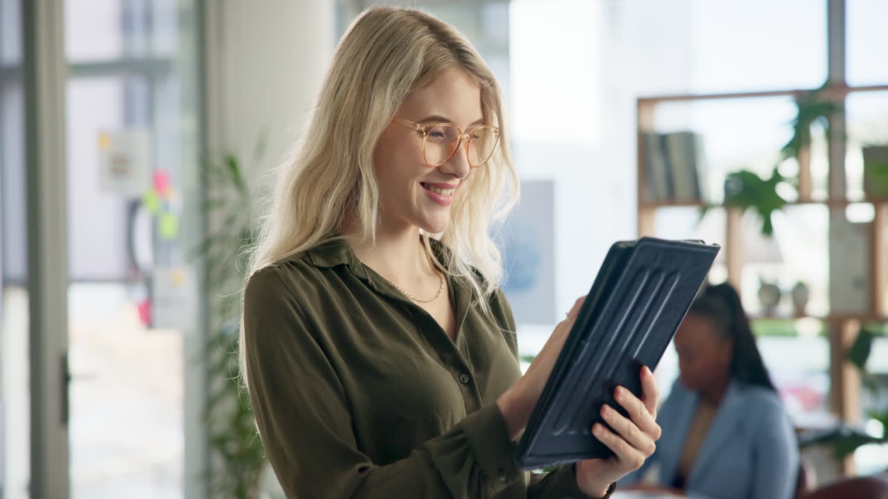 mujer usando tableta en la oficina