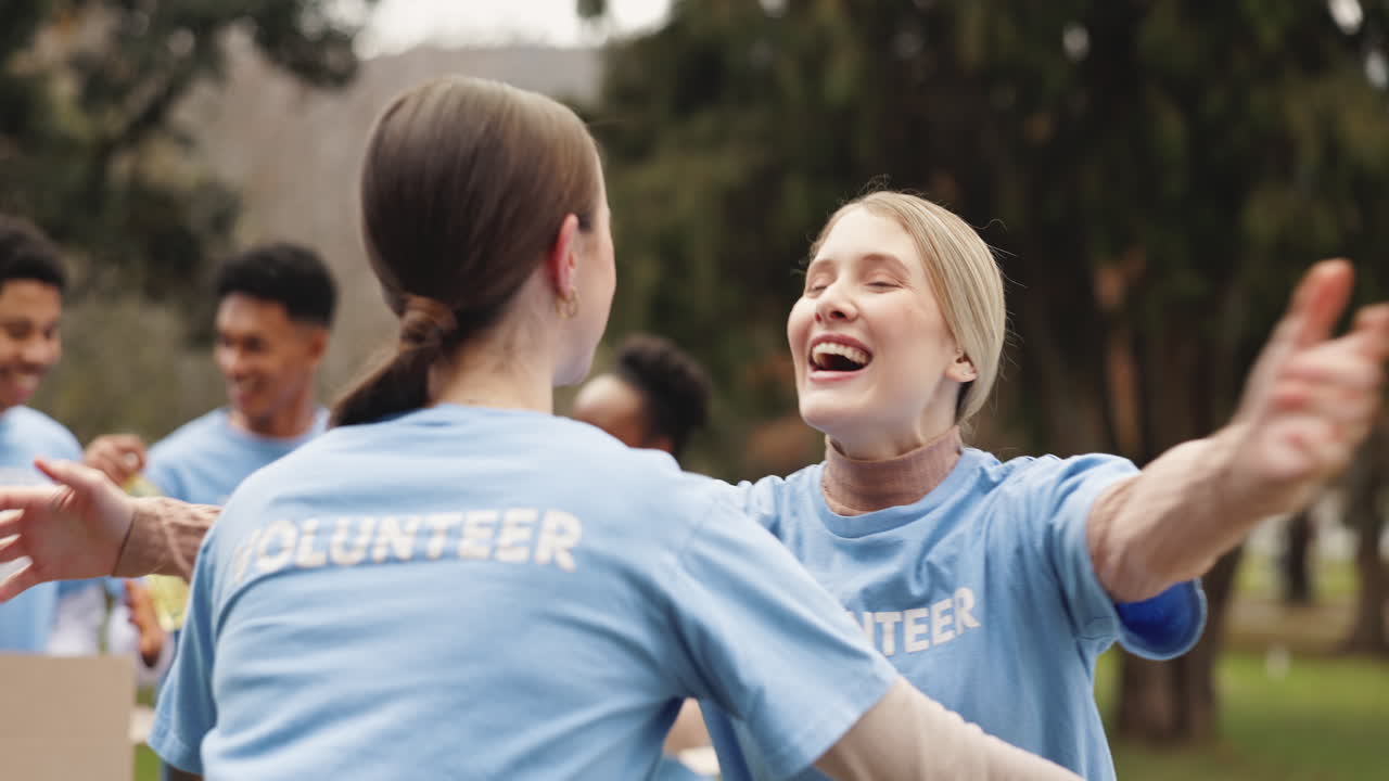 voluntarios abrazándose y sonriendo mientras se ofrecen como voluntarios