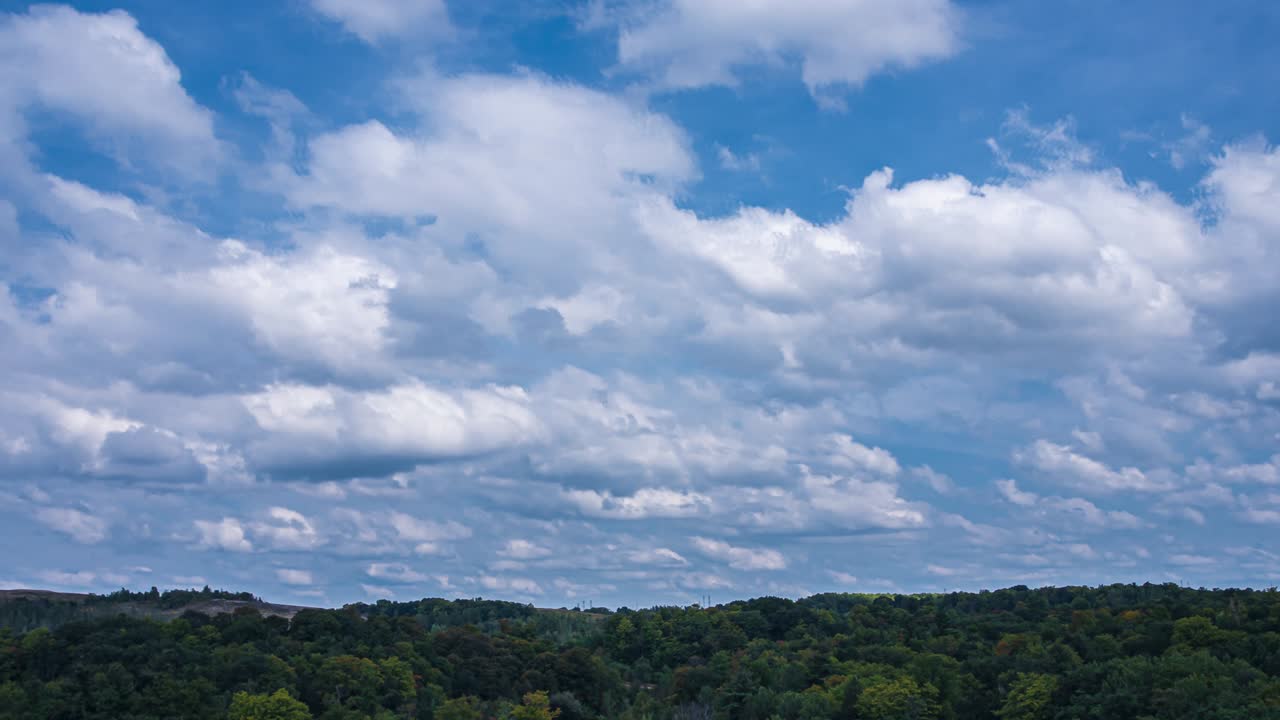 la luz rompiendo a través de la masa de nubes. hermoso paisaje de nubes soleadas. hermoso panorama de nubes, lapso de tiempo de nubes moviéndose en el cielo y el sol brillando a través de las nubes con rayos. bucle 4k