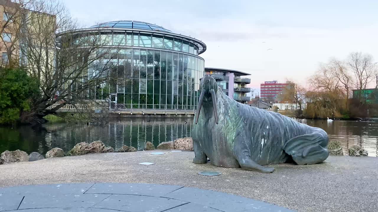 도시 공원의 대형 온실 앞에 있는 대형 바다코끼리 동상